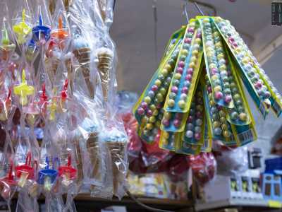 Dal soffitto poi �piovono� buste di cannoli, cestini di pasta frolla, amaretti, coni e varie decorazioni per le feste